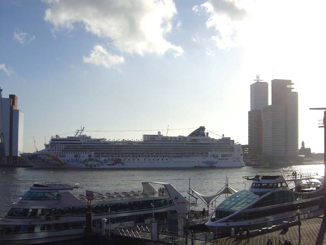 Cruiseschip ms Norwegian Pearl van Norwegian Cruise Lines aan de Cruise Terminal Rotterdam